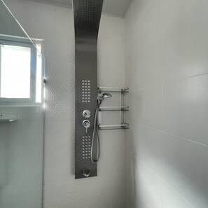 Een douche, een haardroger, handdoeken, zeep