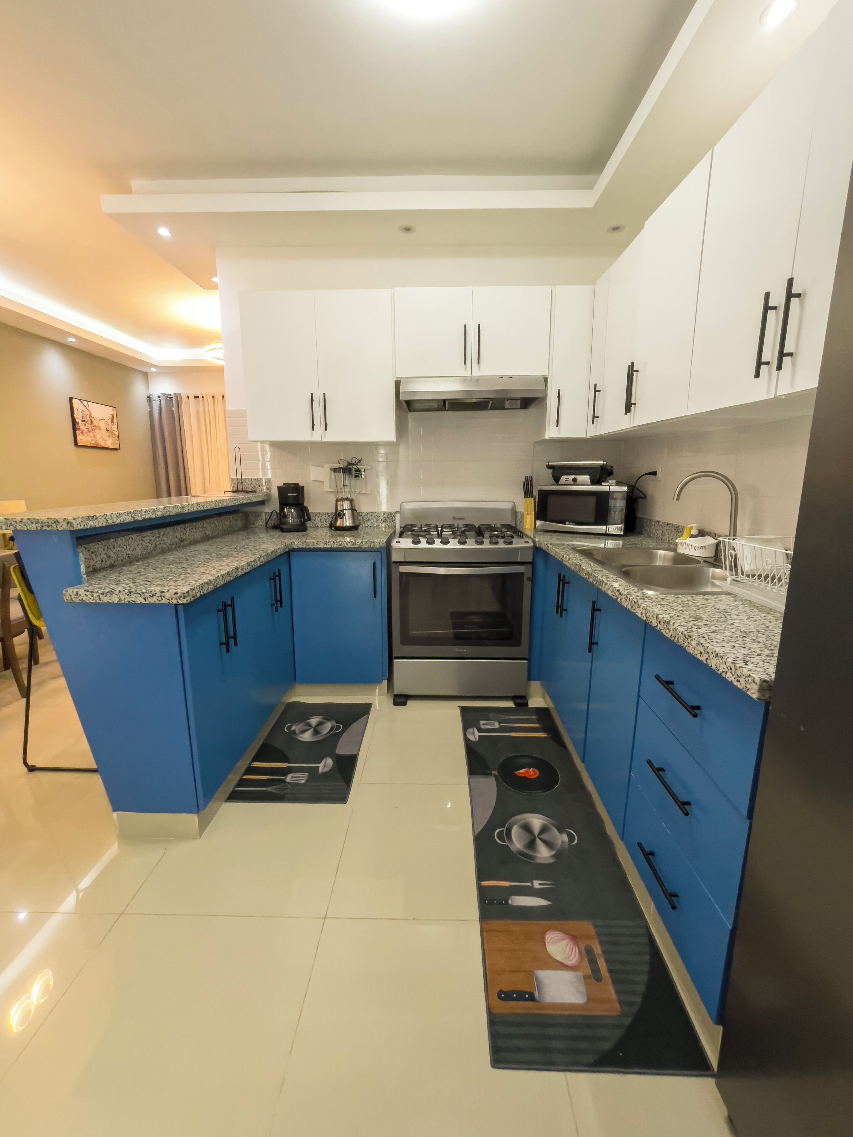 Kjøleskap, mikrobølgeovn, ovn og kaffetrakter/tekoker