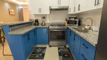 Refrigerador, microondas, horno, cafetera/tetera