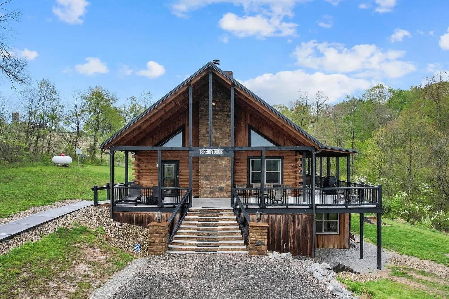Serenity Ridge: Scenic Luxury Log Estate Getaway
