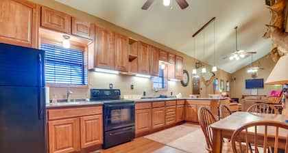 Cozy Strawn Cabin w/ Pool Access - Near Lake!
