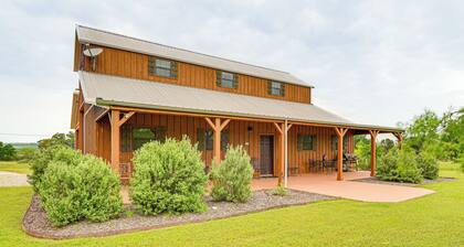 Cozy Strawn Cabin w/ Pool Access - Near Lake!