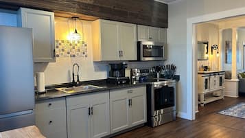 Frigorífico, microondas, horno y placa de cocina