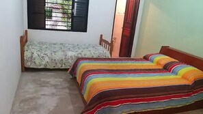 4 habitaciones, tabla de planchar con plancha, wifi y ropa de cama 