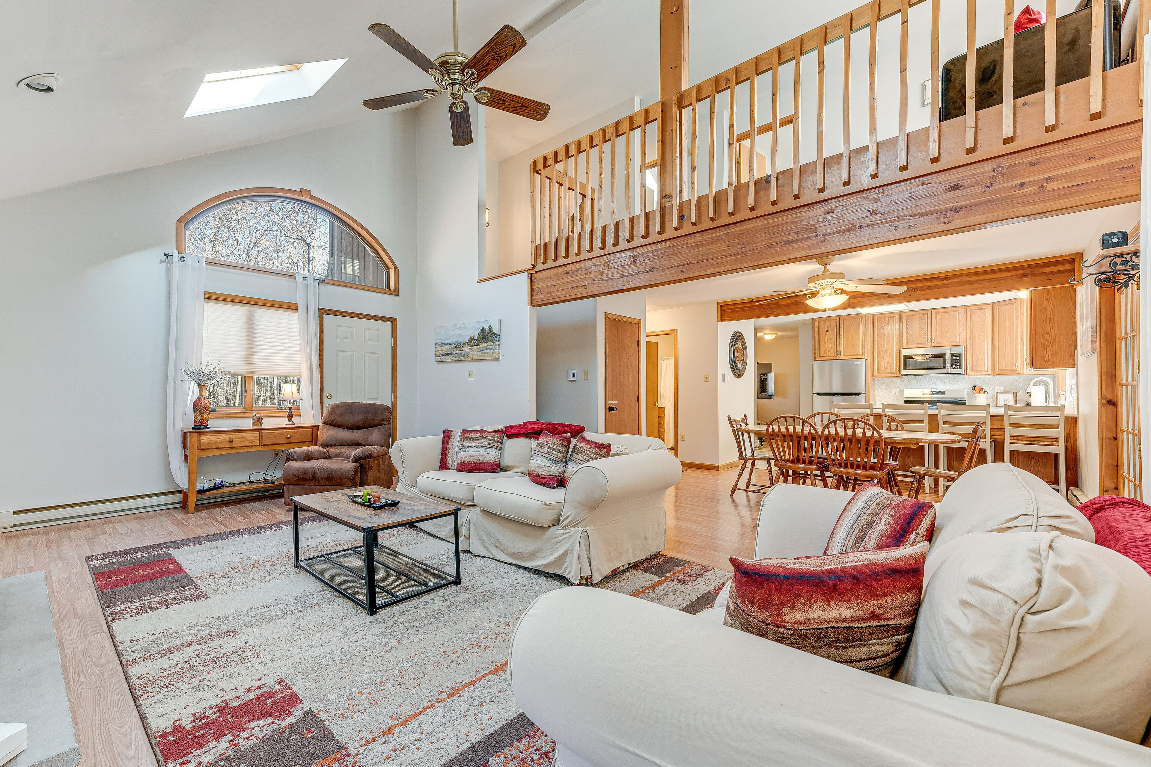 Pocono Lake Home w/ Screened Porch < 1 Mi to Beach