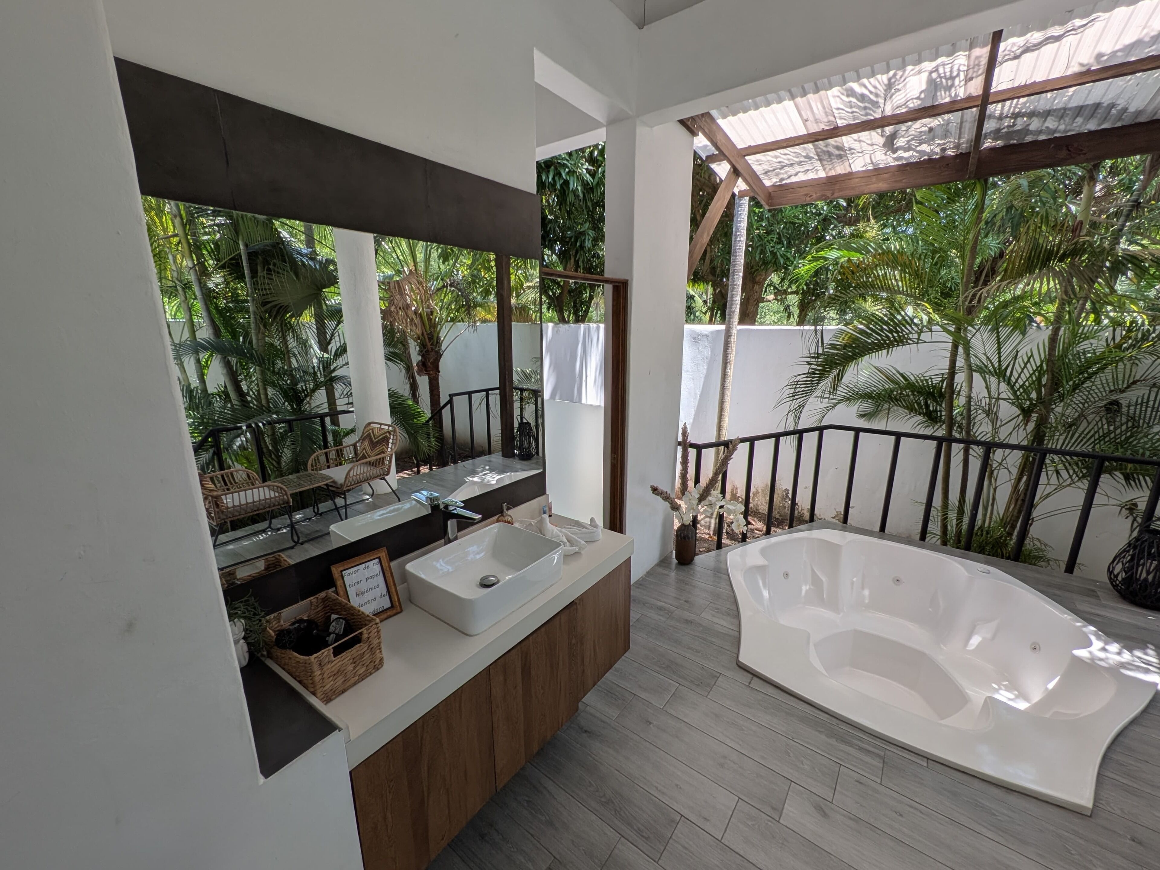 Tina de hidromasaje al aire libre