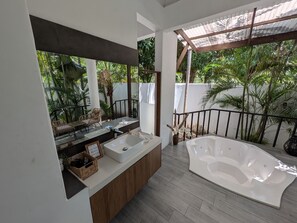 مغطس سبا خارجي