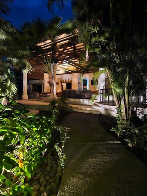 المنطقة المحيطة بالمنشأة