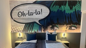 A modern bedroom with a bed, two bedside tables, and a wall mural. - Harzfokus - Beautynest Stilvolles Apartment im Zentrum von Wernigerode (Wernigerode)
