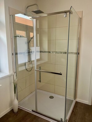 Dusche, Haartrockner, Handtücher, Seife