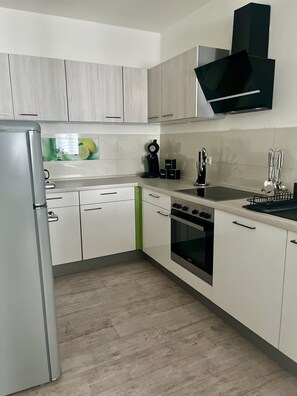 Kühlschrank, Mikrowelle, Ofen, Herdplatte
