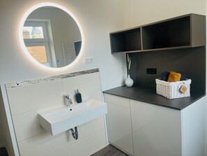 Dusche, Haartrockner, Handtücher, Seife