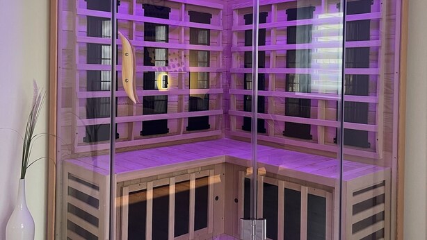 A corner sauna with a glass enclosure, wooden benches, and a control panel. - Harzfokus - Beautynest Stilvolles Apartment im Zentrum von Wernigerode (Wernigerode)