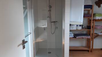Dusche, Haartrockner, Handtücher, Seife