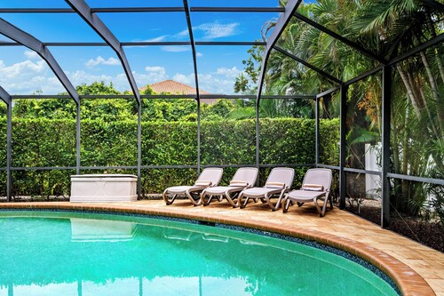 Walk to the Beach & Dining! Relax in Your Private Heated Pool in Paradise!