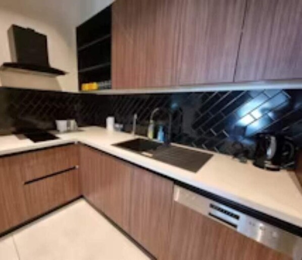 Kühlschrank, Geschirrspüler