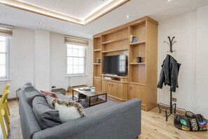 Smart TV, computer monitors, printers - Elegant Central London Flat | 3 Shower Rooms, AC, Lift | Steps to Oxford St & Hyde Park (Greater London)