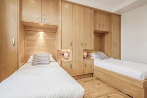 2 bedrooms, desk, iron/ironing board, travel cot - Sleeps 7 - Spacious 2BR Flat - Oxford St - 3 Bathrooms - AC in All Rooms (Greater London)