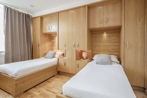 2 Schlafzimmer, Schreibtisch, Bügeleisen/Bügelbrett, Reisekinderbett