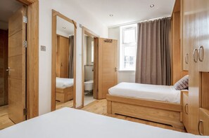 2 Schlafzimmer, Schreibtisch, Bügeleisen/Bügelbrett, Reisekinderbett