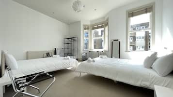 4 chambres, bureau, fer et planche Ă repasser, lit parapluie