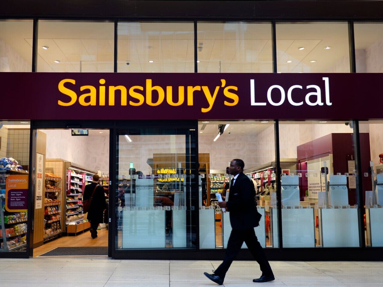 Ein Sainsbury's Local Geschäft mit einem gut erkennbaren Eingang und gut gefüllten Regalen.
