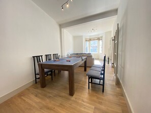 Games room - Spacious & Vibrant Townhouse | 2 Baths | Near Trains & Westfield | Sleeps Groups (Greater London)