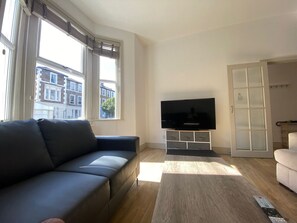 Smart TV, ping pong - Spacious & Vibrant Townhouse | 2 Baths | Near Trains & Westfield | Sleeps Groups (Greater London)