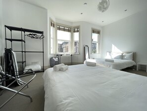 4 bedrooms, desk, iron/ironing board, travel cot - Spacious & Vibrant Townhouse | 2 Baths | Near Trains & Westfield | Sleeps Groups (Greater London)