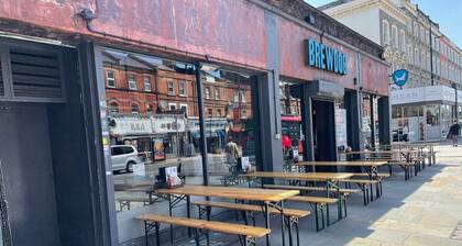 Spacious & Vibrant Townhouse | 2 Baths | Near Trains & Westfield | Sleeps Groups