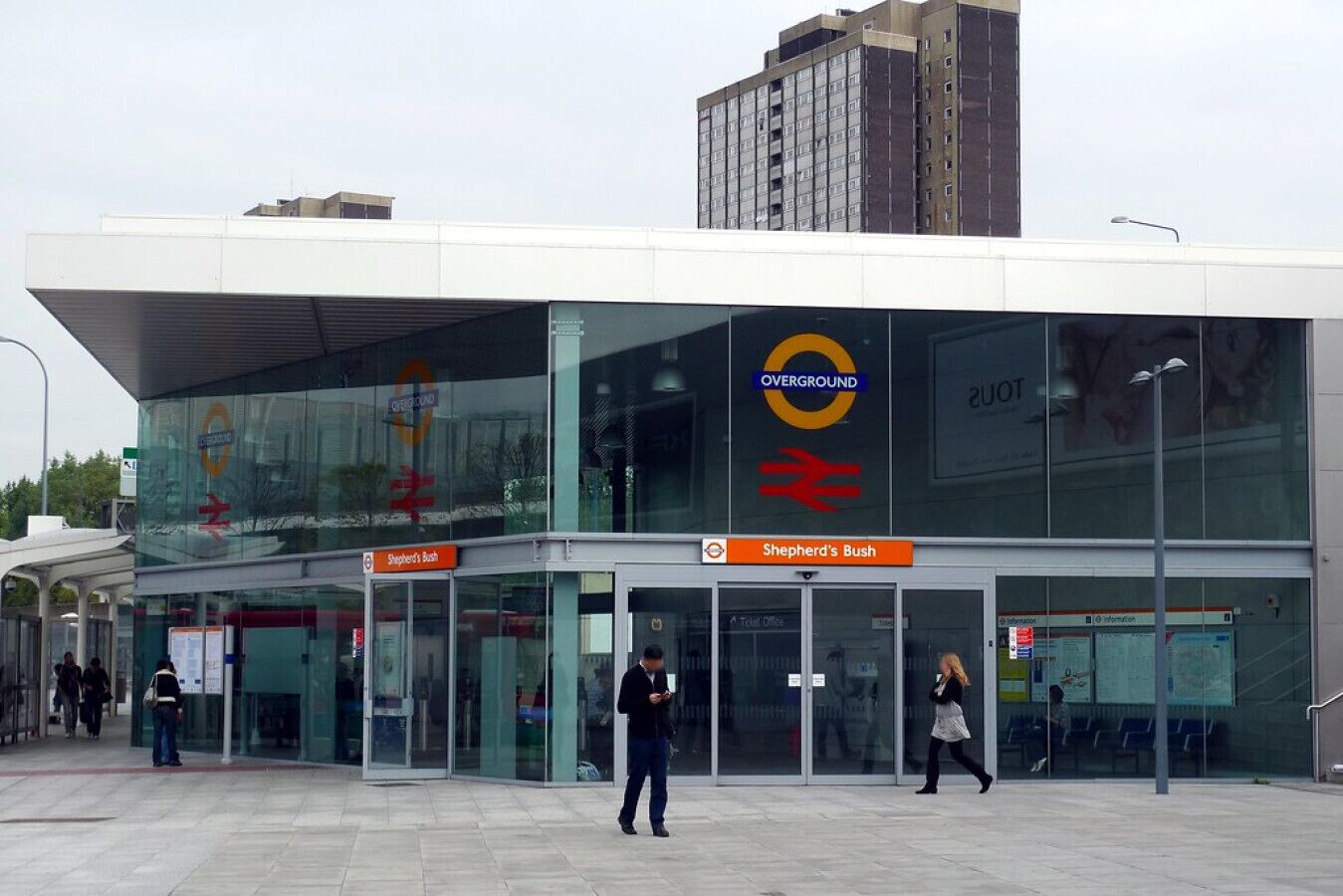 Ein modernes Gebäude mit Glasfassaden und einem Schild mit der Aufschrift "Shepherd's Bush".