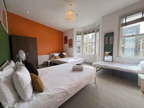 Spacious & Vibrant Townhouse | 2 Baths | Near Trains & Westfield | Sleeps Groups