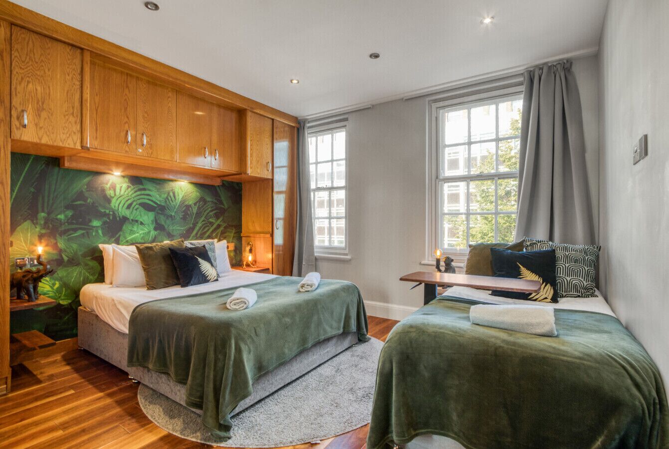 2 habitaciones, escritorio y tabla de planchar con plancha 