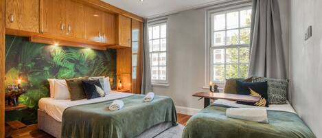 2 habitaciones, escritorio y tabla de planchar con plancha