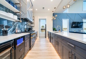 Fridge, microwave, oven, stovetop - Heated Pool | Lakefront | Putting Green | Luxury (Hot Springs)