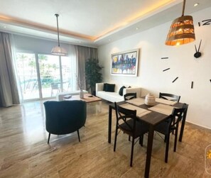 Appart'hôtel Deluxe, baignoire, vue plage | Coin séjour