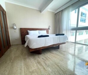 Deluxe Condo, Bathtub, Beach View | Iron/ironing board, free WiFi