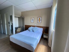 8 bedrooms, blackout drapes, soundproofing, iron/ironing board - NOBRE HOTEL (Cotia)