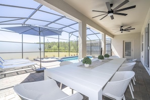 Outdoor dining - 4392 - Great Family Home near Disney, Pool & Spa - Storey Lake Resort (Kissimmee)