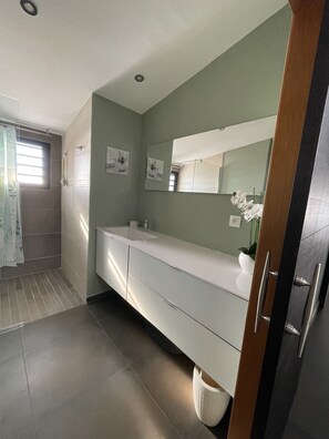 Douche, sèche-cheveux, serviettes fournies