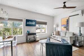 TV - The Heart of Historic King St | Cooper Suite (Charleston)