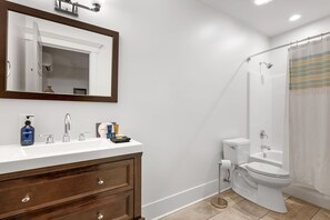 Hair dryer, towels - In the Heart of King Street | Gullah Suite (Charleston)