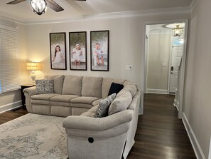 Living area - Masters Rental Home - 3 bedroom, 3.5 bath - 20 minutes from Augusta National (Evans)