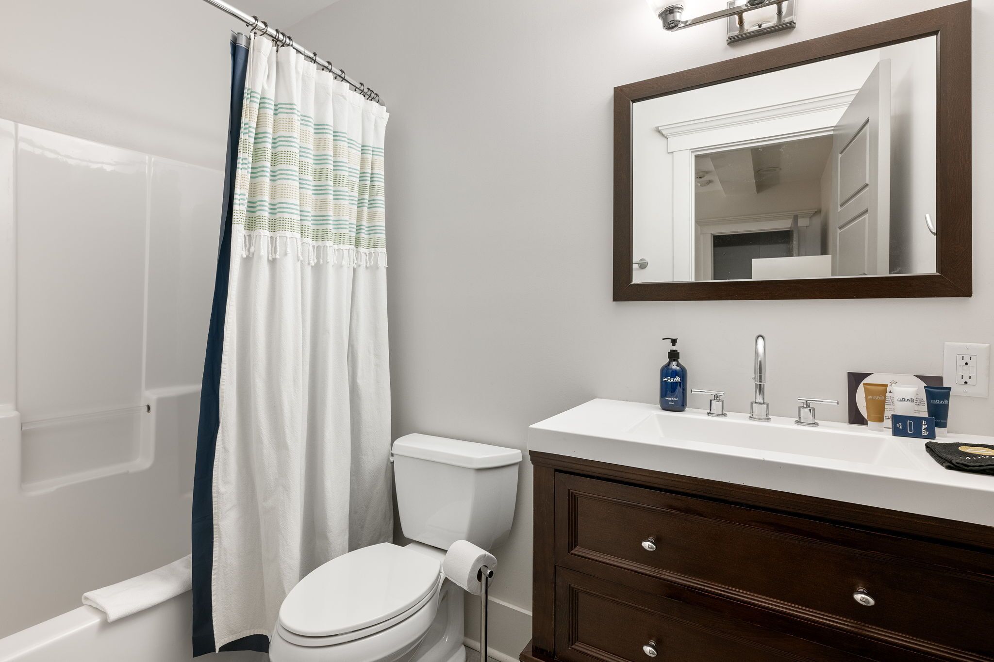 Sèche-cheveux, serviettes fournies