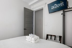2 bedrooms, iron/ironing board, WiFi