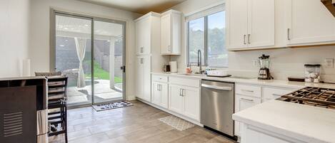 冷蔵庫、電子レンジ、コンロ、食器洗い機