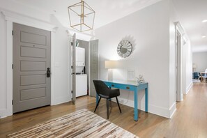 Interior - In the Heart of King Street | Hampton Suite (Charleston)