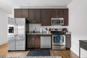 Kühlschrank, Mikrowelle, Ofen, Herdplatte