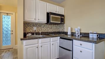 Mikrovågsugn, spishäll, kaffe- och tebryggare och grytor/köksredskap