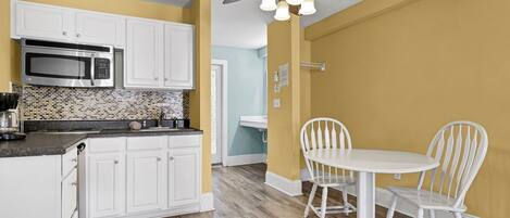 Microondas, cafetera y tetera, utensilios de cocina y comedor